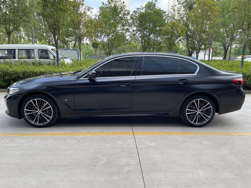 济宁21年宝马5系8