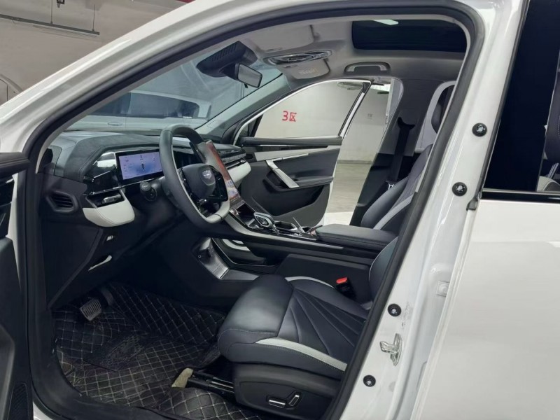 成都23年吉利博越7