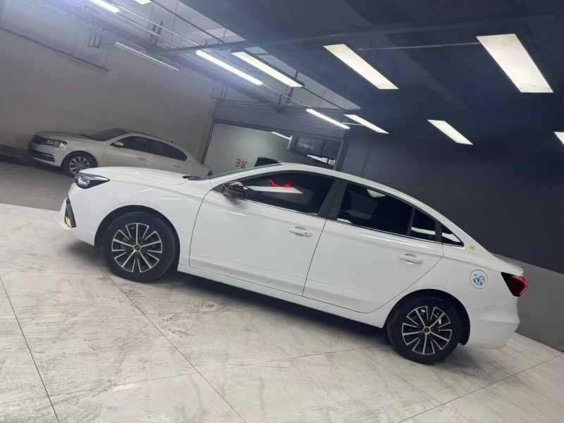 成都23年荣威i53