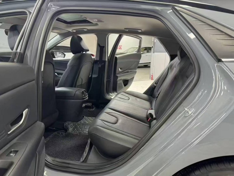 成都23年现代伊兰特3