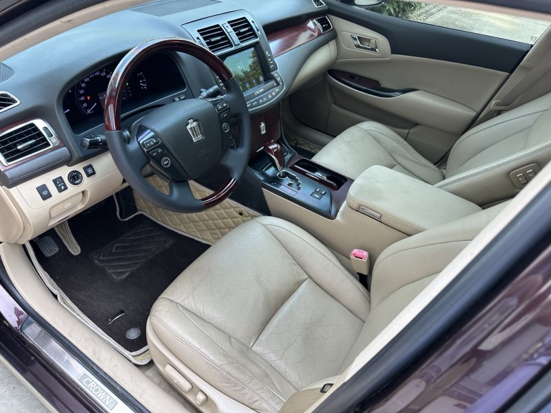 济宁11年丰田皇冠6