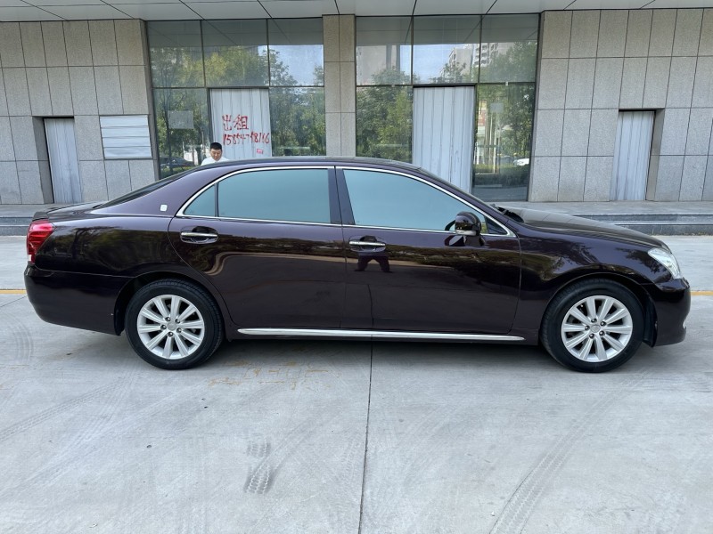 济宁11年丰田皇冠8