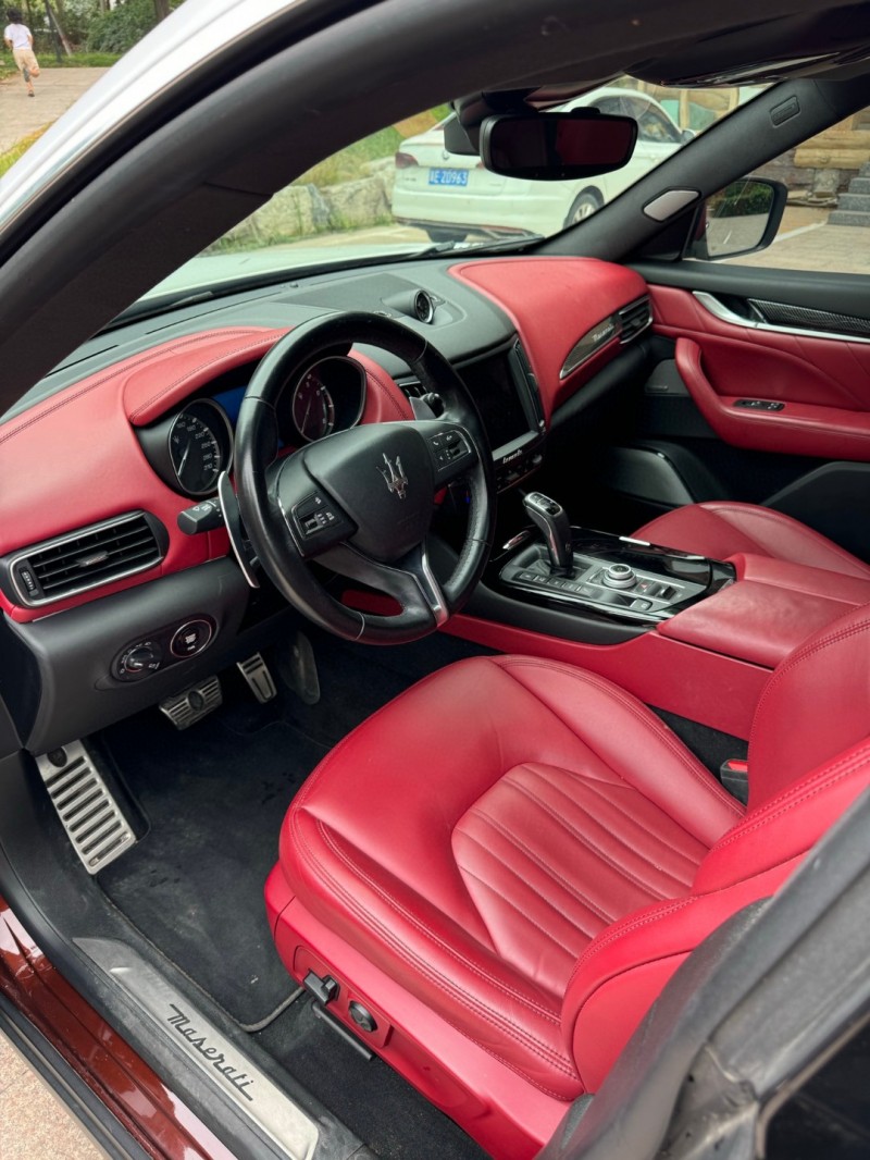 邢台20年玛莎拉蒂Levante5