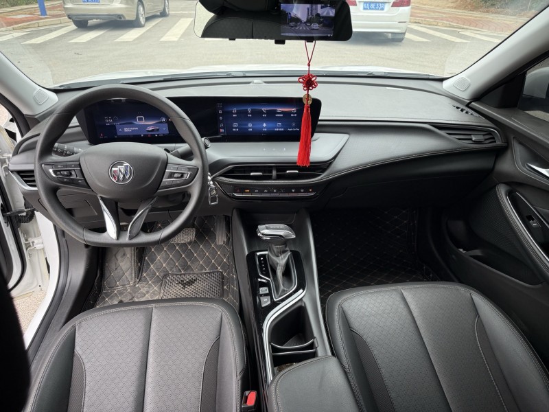 南宁23年别克威朗9