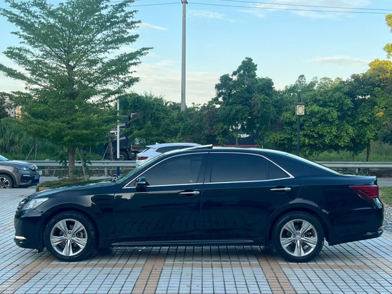 汕头17年丰田皇冠3