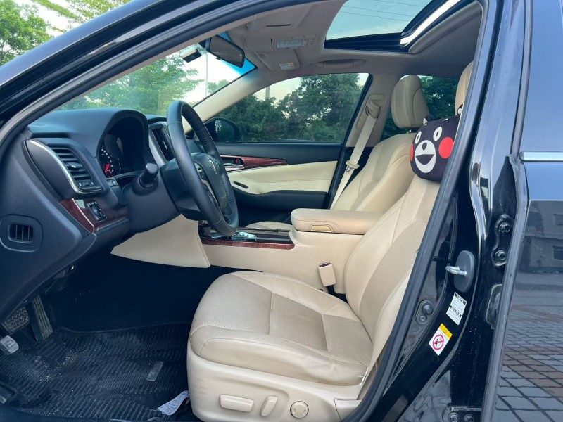 汕头17年丰田皇冠4