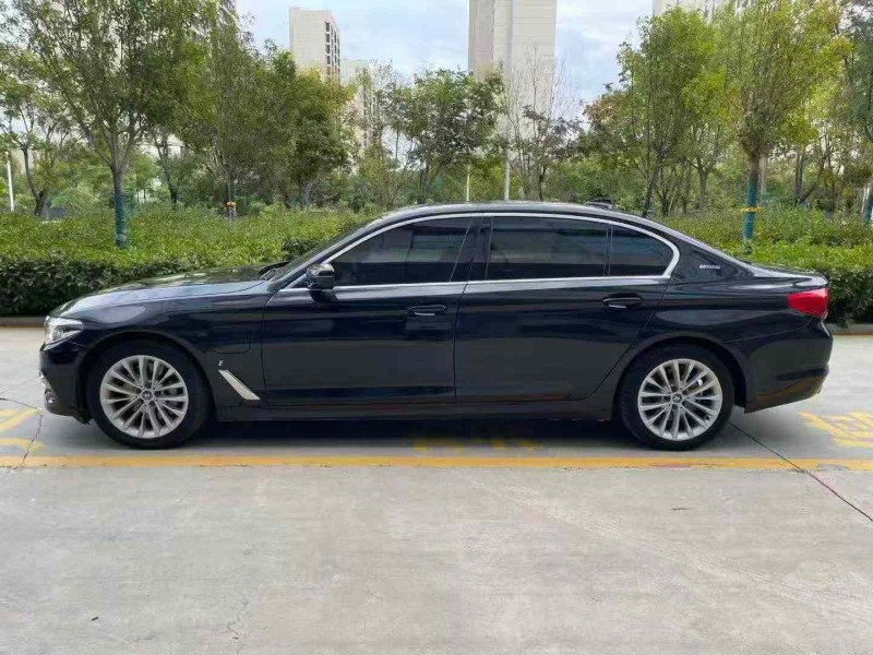济宁19年宝马5系8