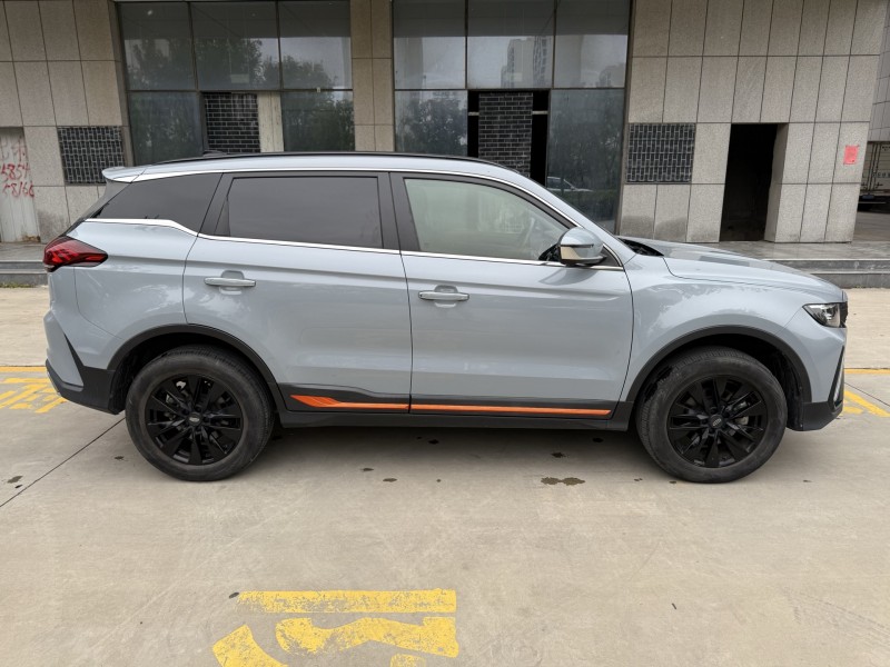 济宁22年吉利博越7