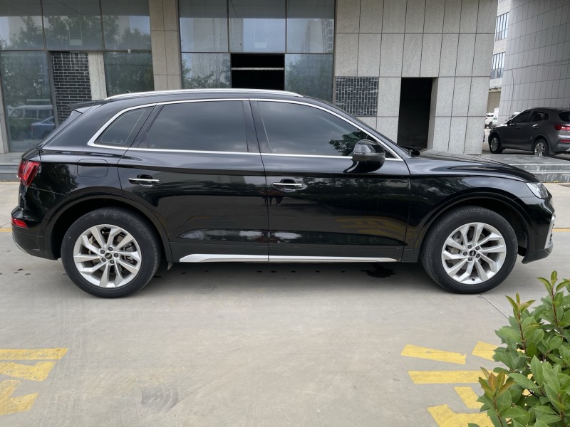 济宁22年奥迪Q58