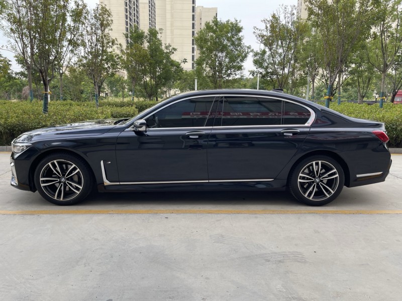 济宁22年宝马7系4