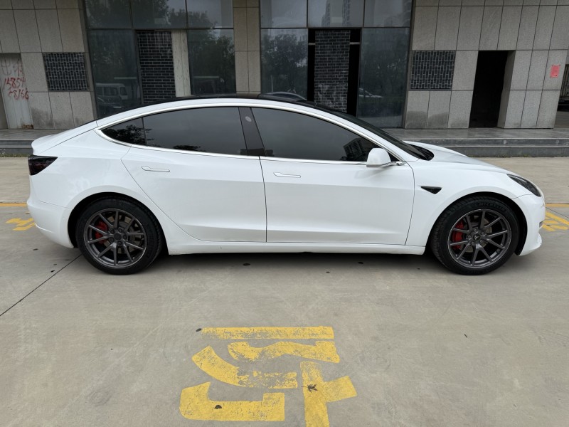 济宁19年特斯拉MODEL 37