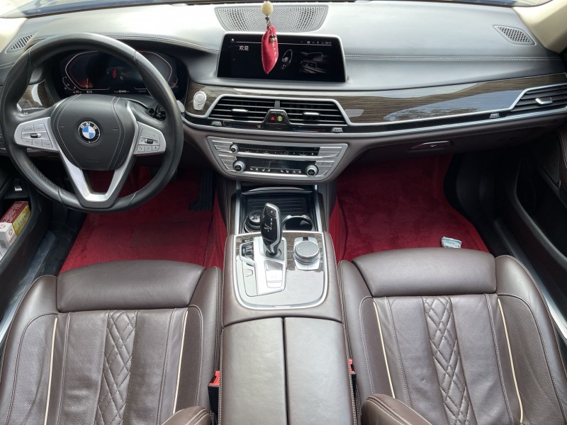 济宁21年宝马7系8