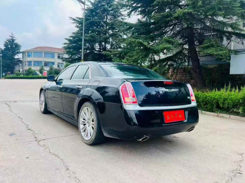 济宁15年克莱斯勒300C8