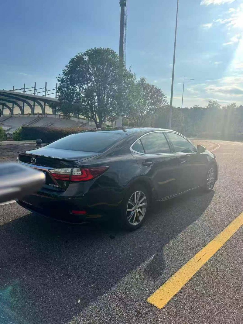 钦州17年雷克萨斯ES7