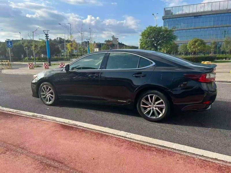 钦州17年雷克萨斯ES8