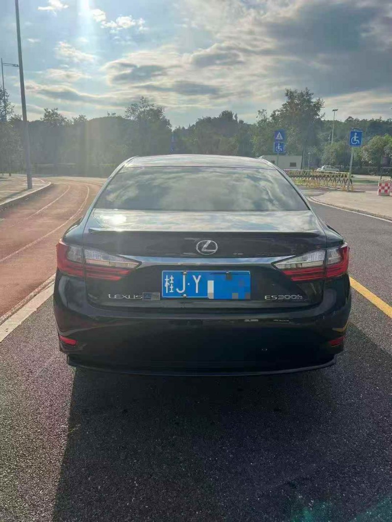 钦州17年雷克萨斯ES9