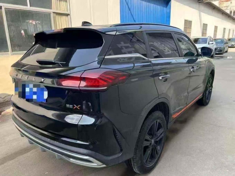 济宁21年吉利博越8