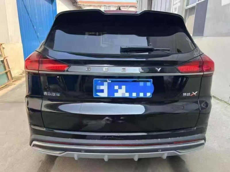 济宁21年吉利博越9