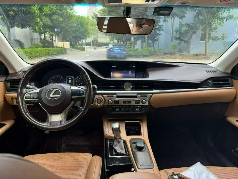 广州18年雷克萨斯ES7