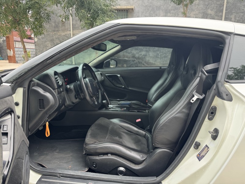 新乡15年日产GT-R9