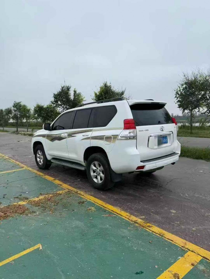 济宁13年丰田普拉多9