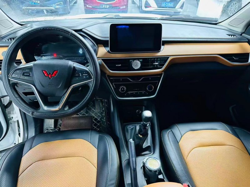 曲靖18年五菱汽车宏光4