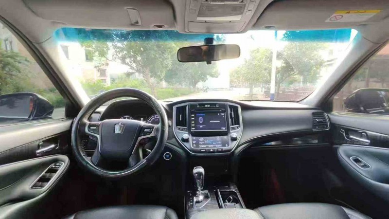 珠海16年丰田皇冠4