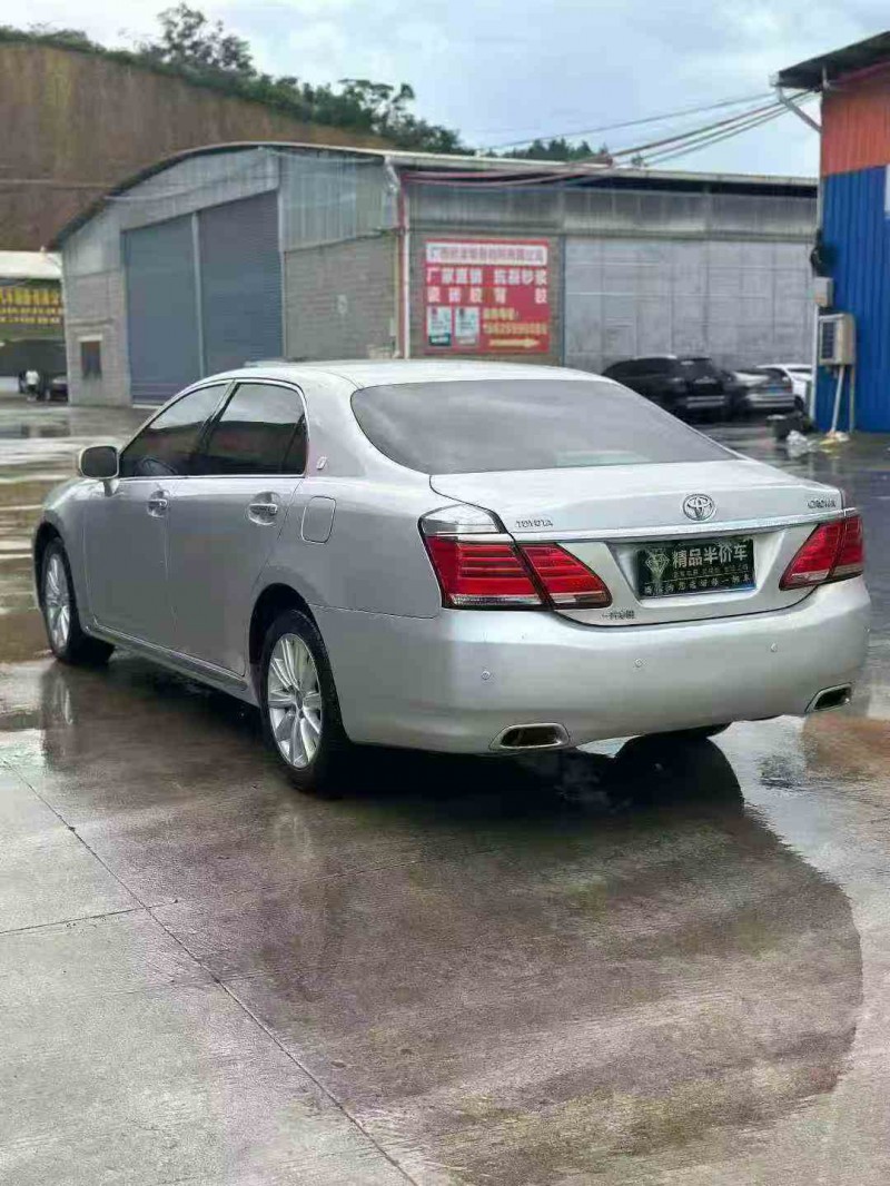 贵港13年丰田皇冠5