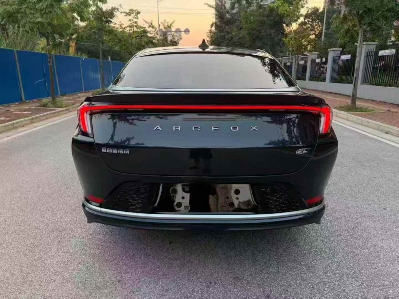 新余23年极狐汽车阿尔法9