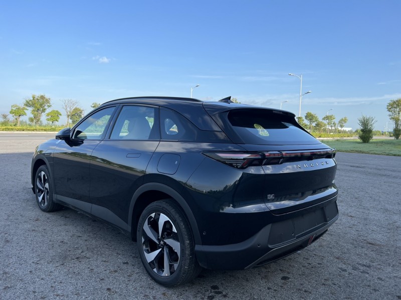 盐城25年极狐汽车阿尔法9