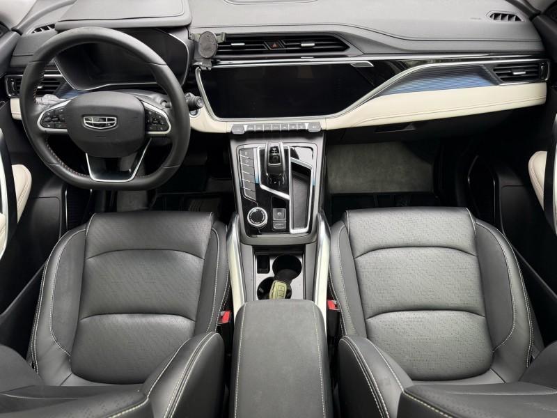 济宁22年吉利博越5