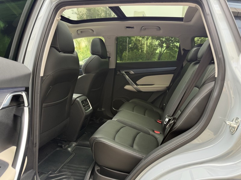 济宁22年吉利博越6