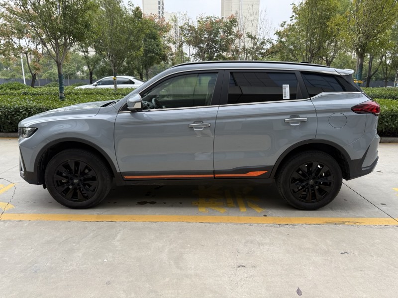 济宁22年吉利博越7