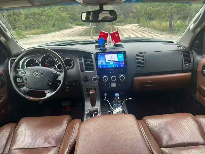 东营10年丰田红杉4