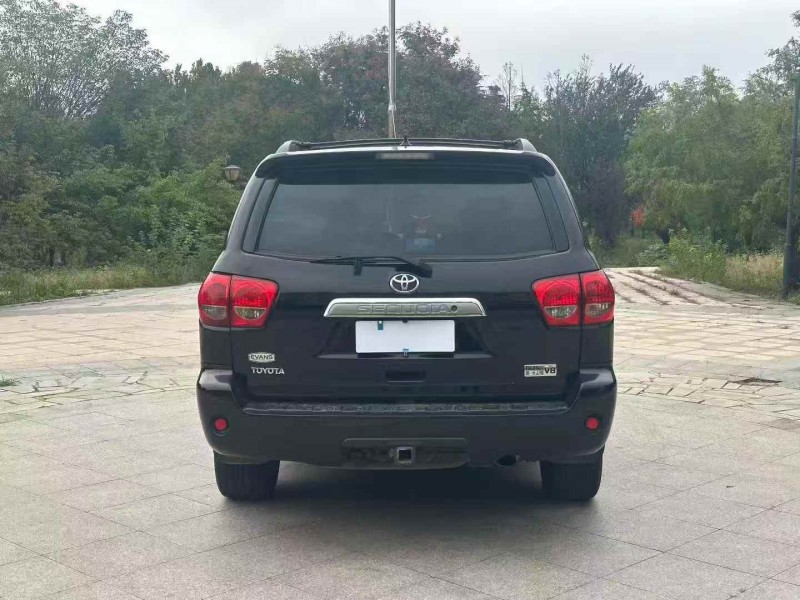 东营10年丰田红杉7