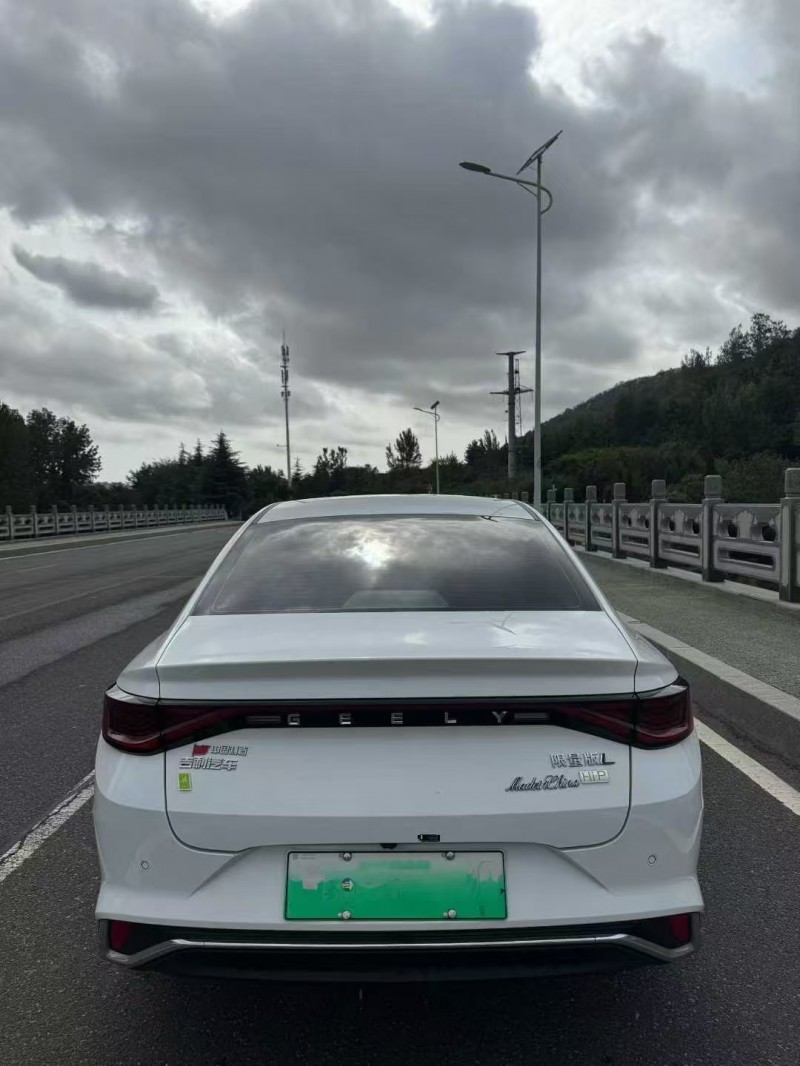 青岛23年吉利帝豪9