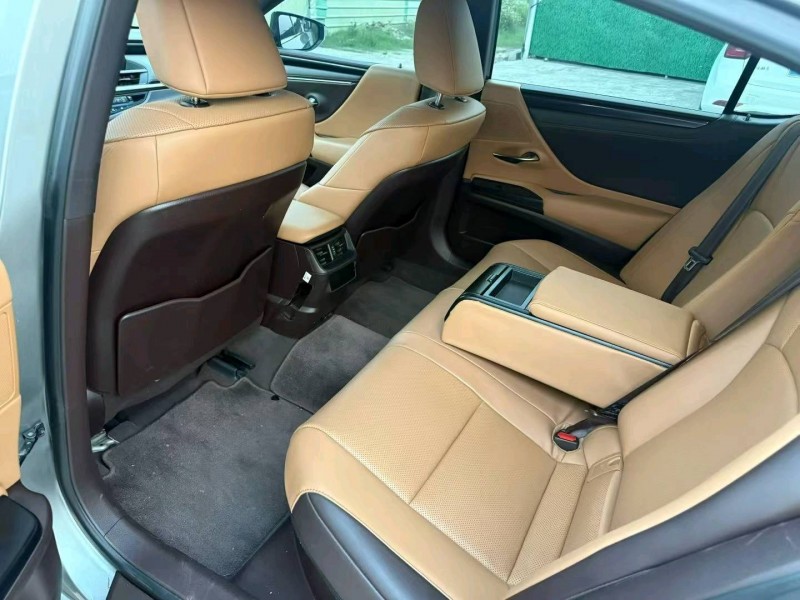 中山20年雷克萨斯ES9