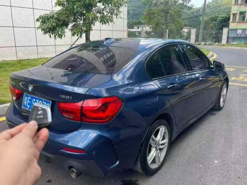 广州21年宝马1系7