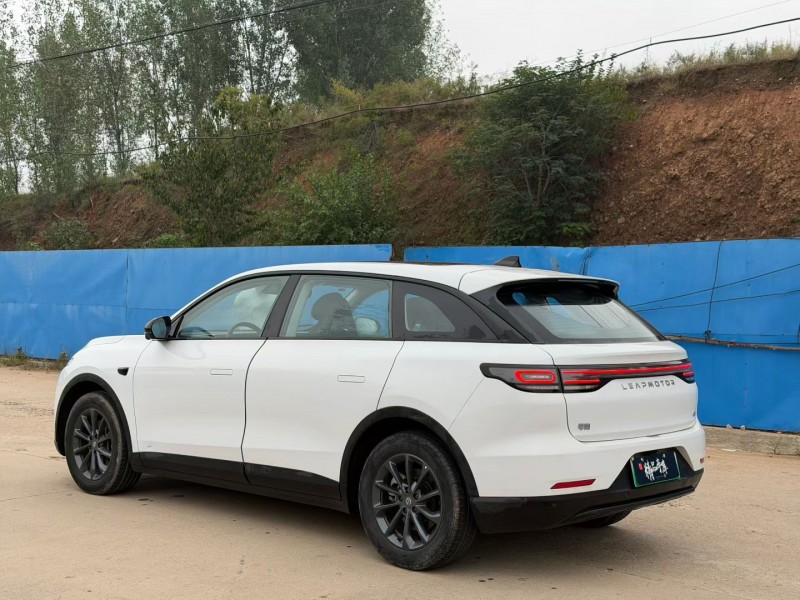 青岛23年零跑汽车C117