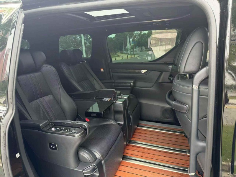 黄石23年雷克萨斯LM雷尔法6