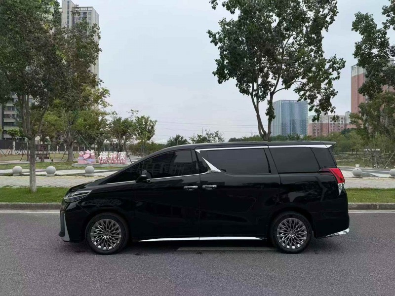 黄石23年雷克萨斯LM雷尔法8