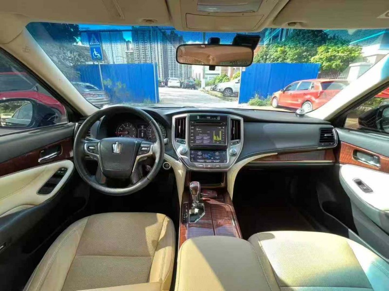 南宁18年丰田皇冠5