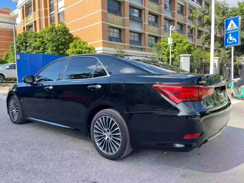 南宁18年丰田皇冠8