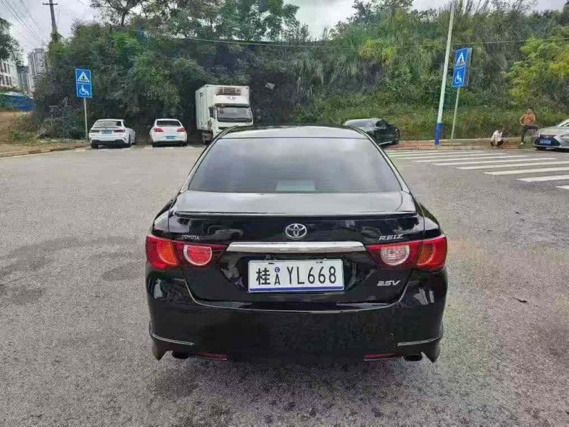 南宁11年丰田锐志8