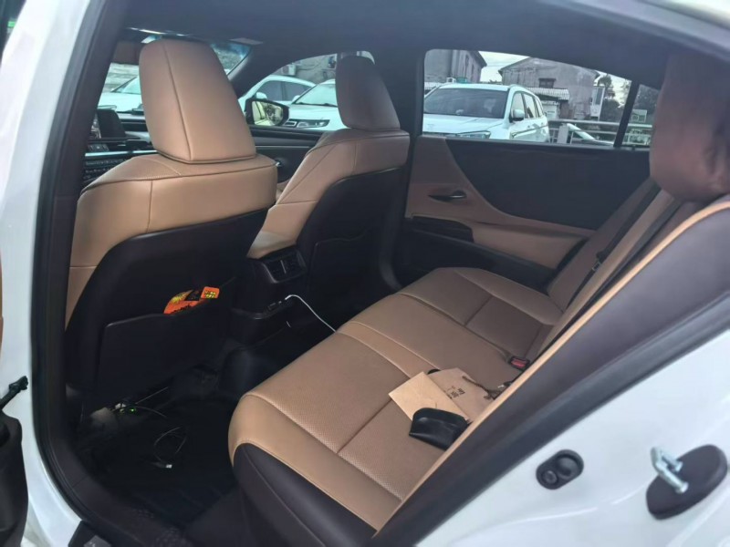 绍兴20年雷克萨斯ES5