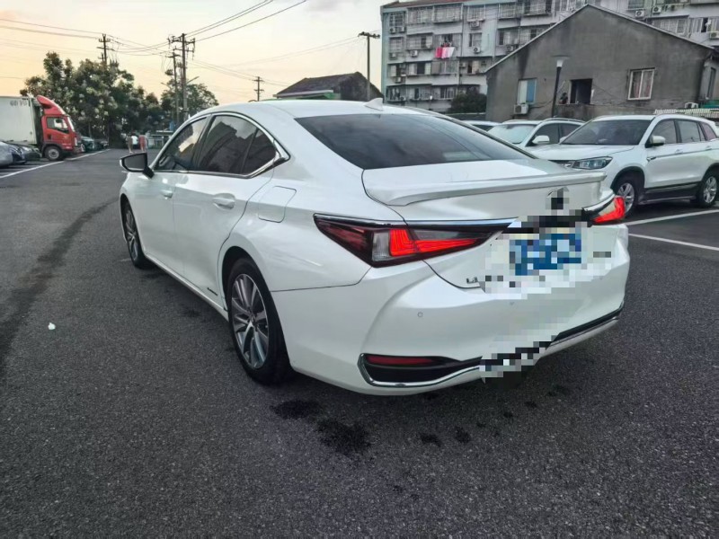 绍兴20年雷克萨斯ES8