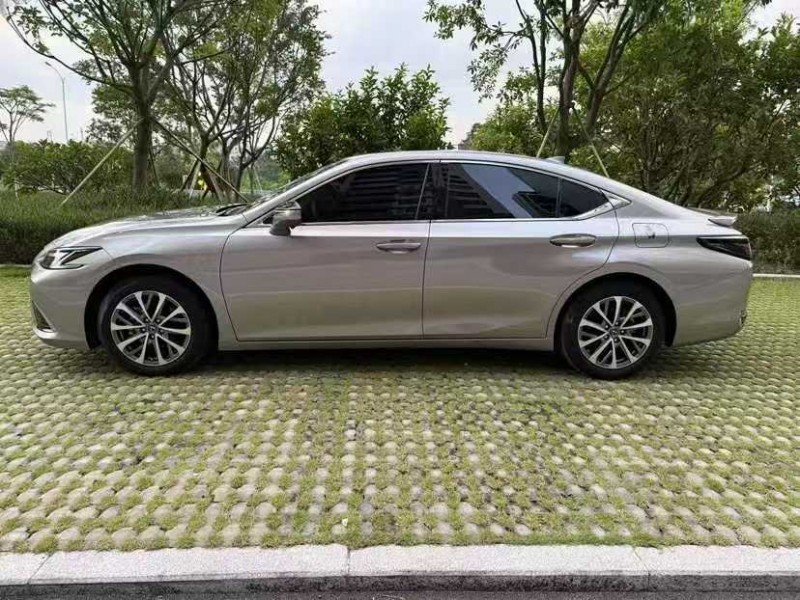 珠海25年雷克萨斯ES9