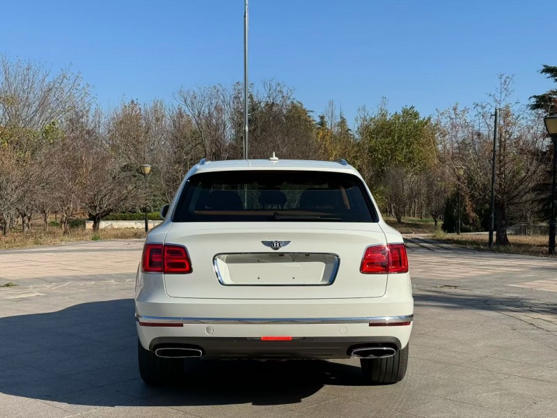 青岛17年宾利添越9