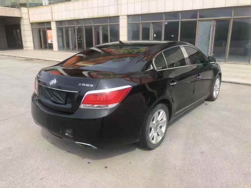 青岛12年别克君越7