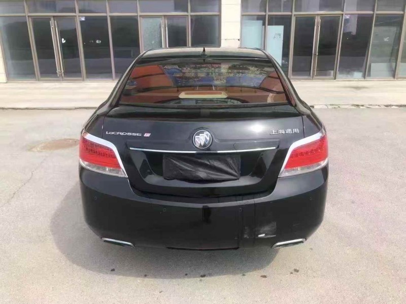 青岛12年别克君越9